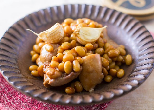 鶏肉と大豆のにんにく煮込み